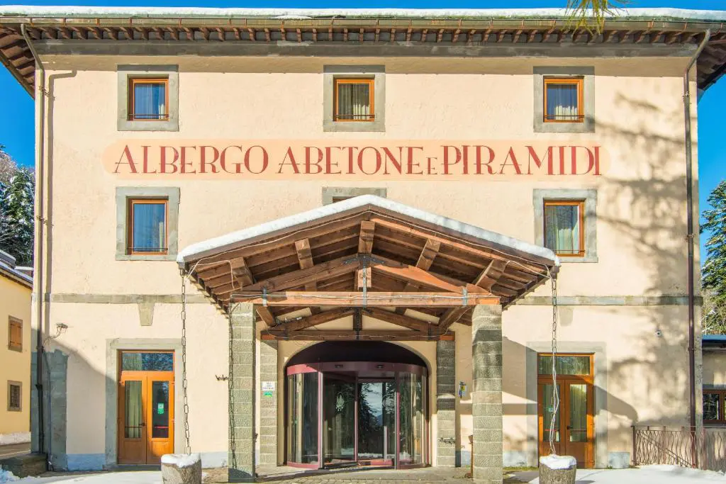 Abetone e Piramidi Outside