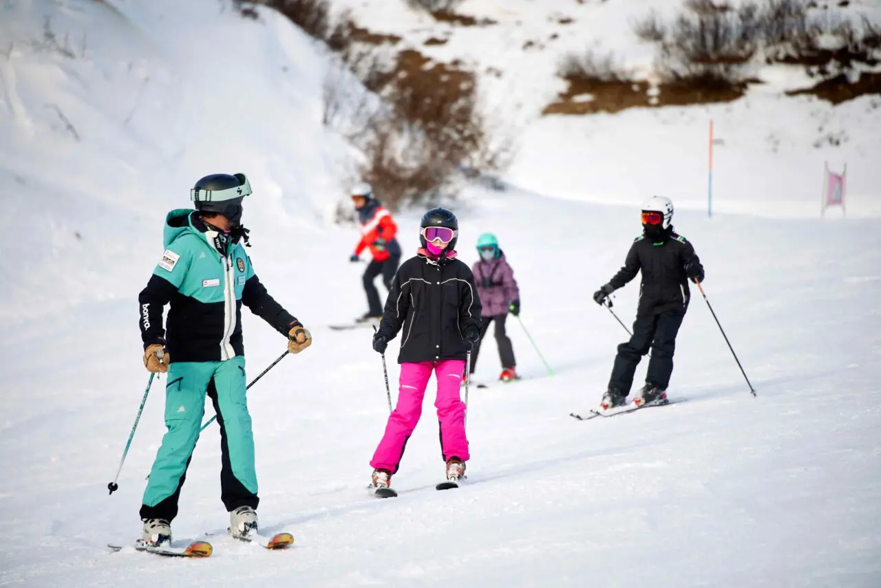 Group going down slope in Monte Pora